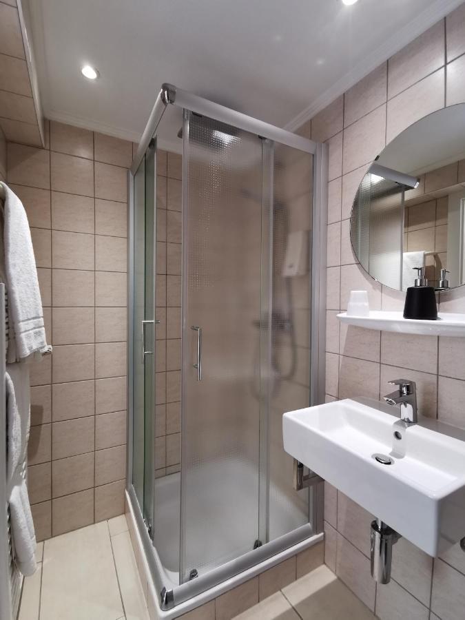 Bivius Hotel Restaurant Luxembourg Штрассен Экстерьер фото