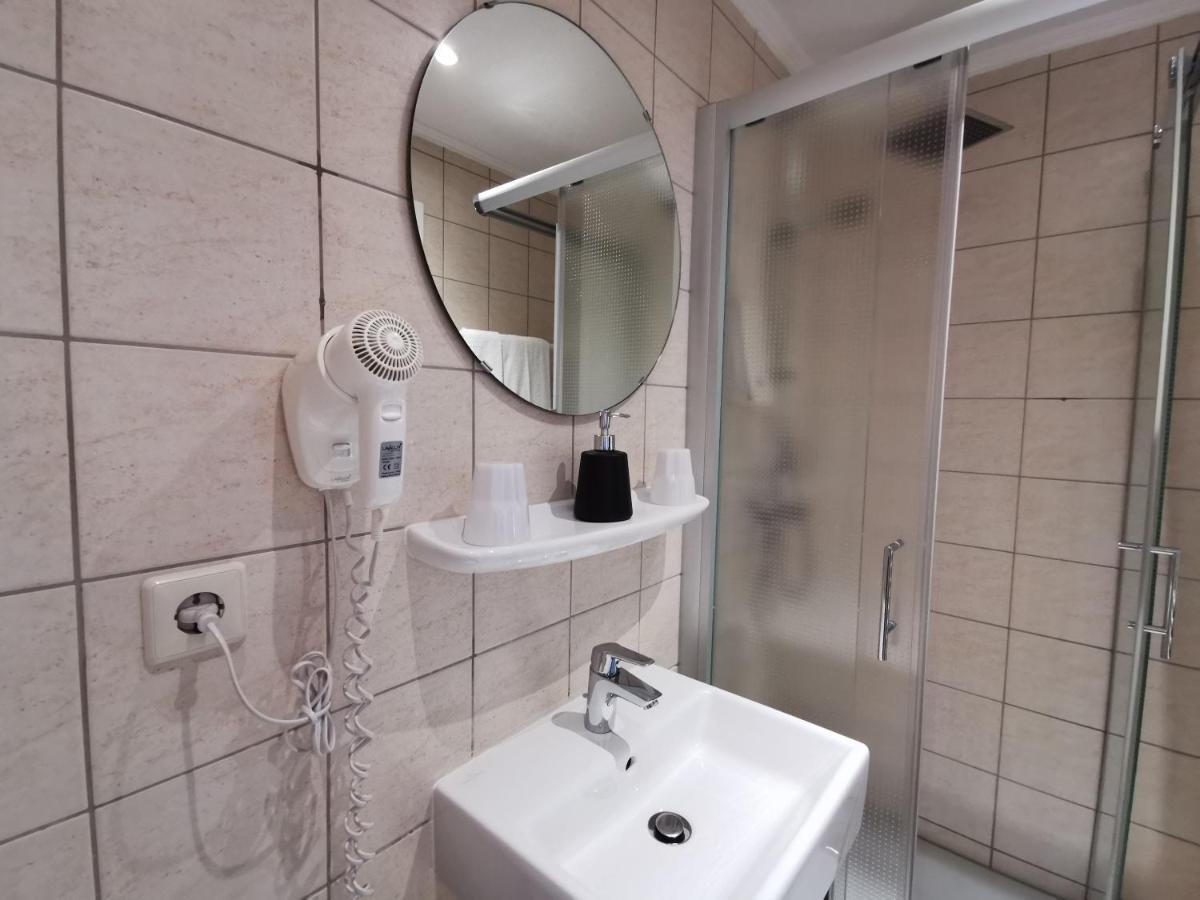 Bivius Hotel Restaurant Luxembourg Штрассен Экстерьер фото