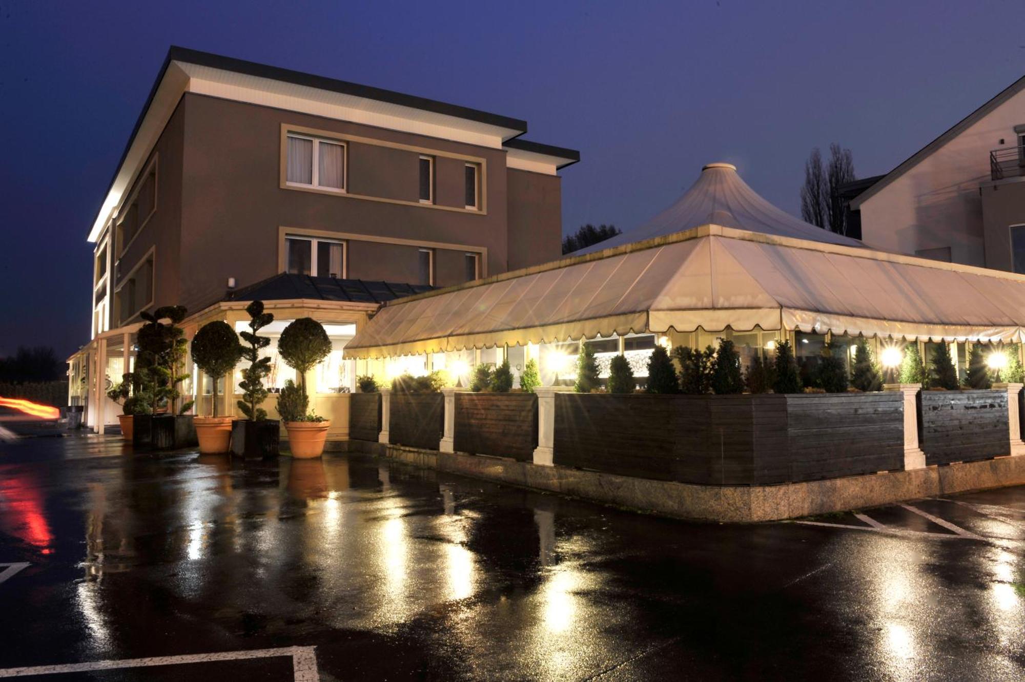 Bivius Hotel Restaurant Luxembourg Штрассен Экстерьер фото