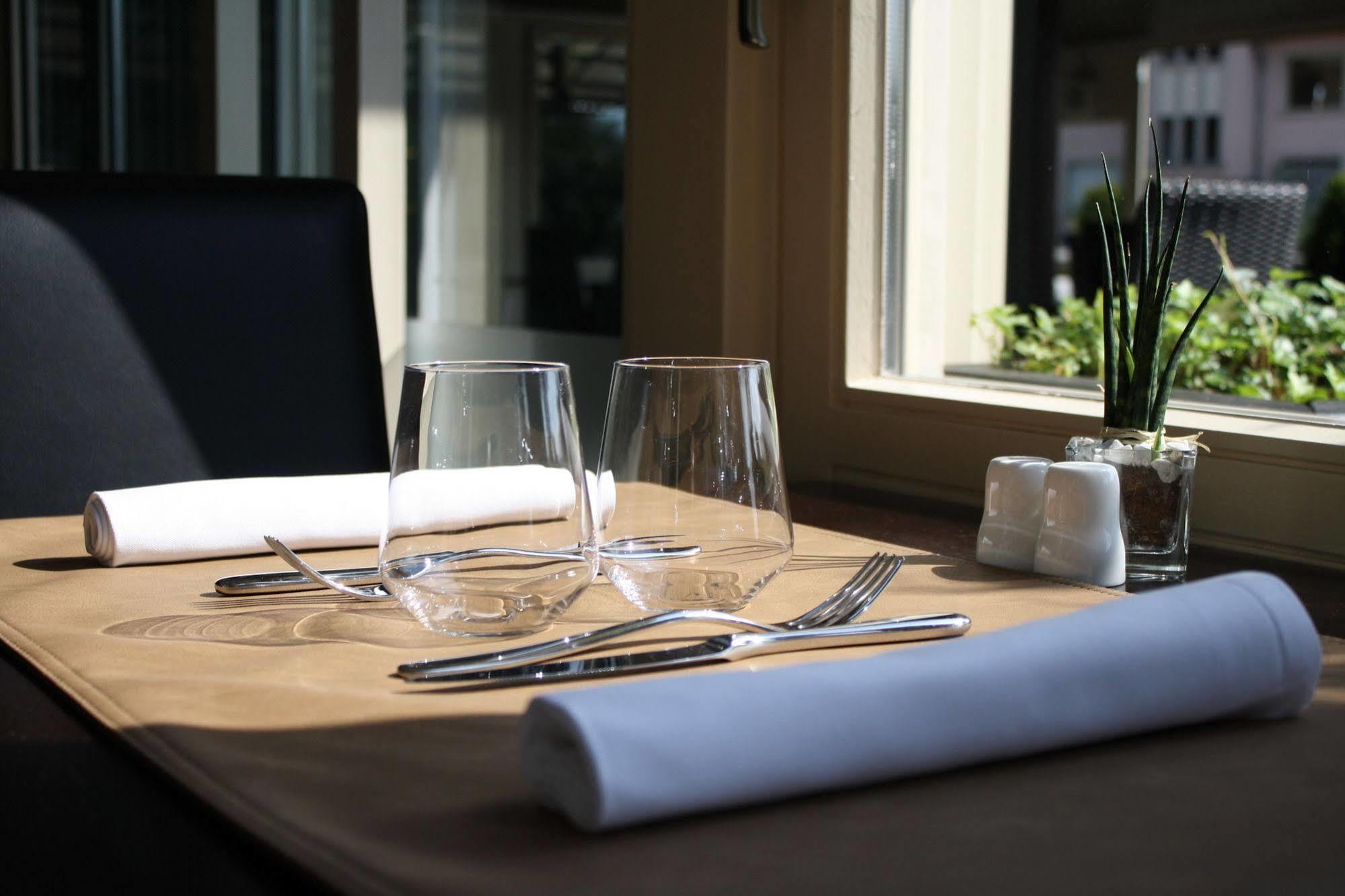 Bivius Hotel Restaurant Luxembourg Штрассен Экстерьер фото